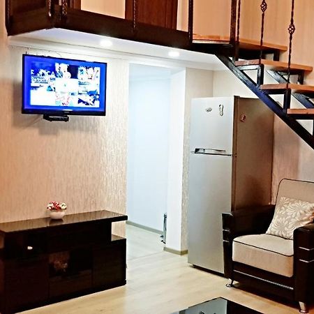 Bright And Cozy Apartment On Aghmashenebeli Avenue ティビリシ エクステリア 写真