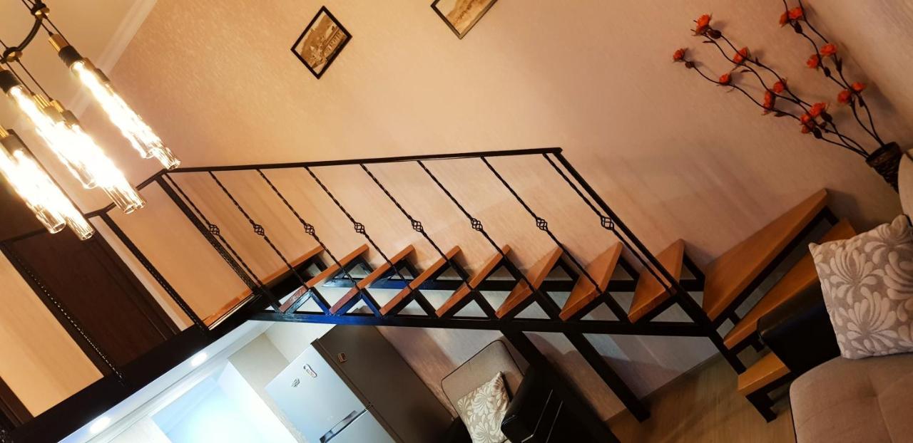 Bright And Cozy Apartment On Aghmashenebeli Avenue ティビリシ エクステリア 写真