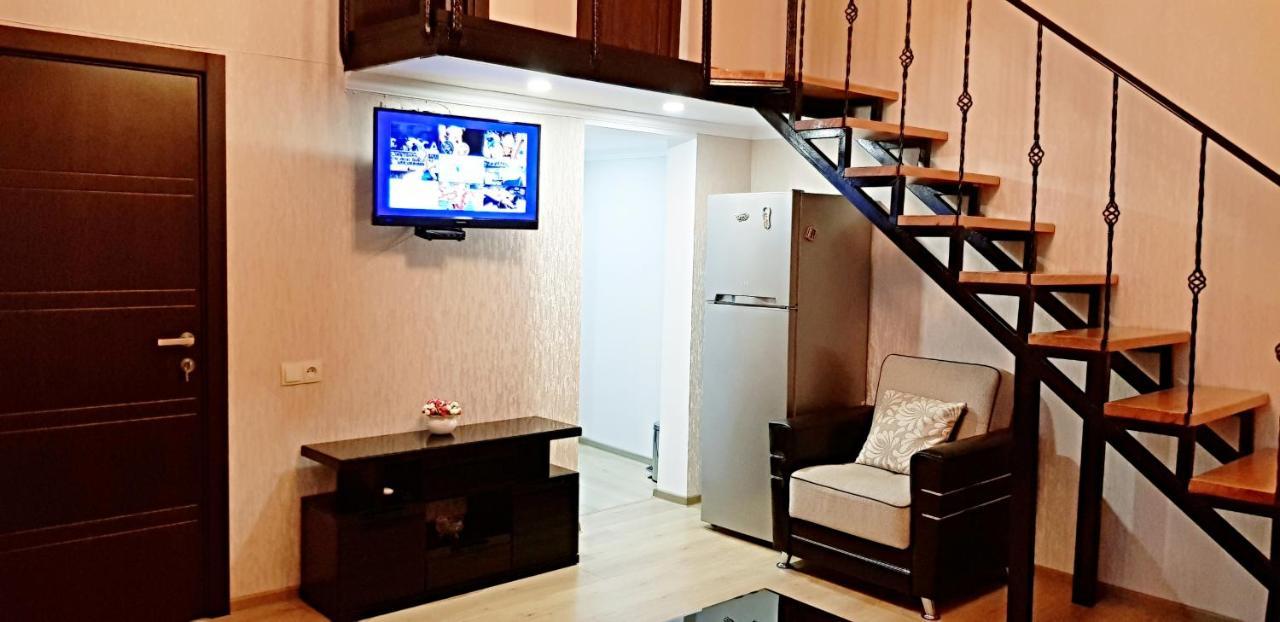 Bright And Cozy Apartment On Aghmashenebeli Avenue ティビリシ エクステリア 写真
