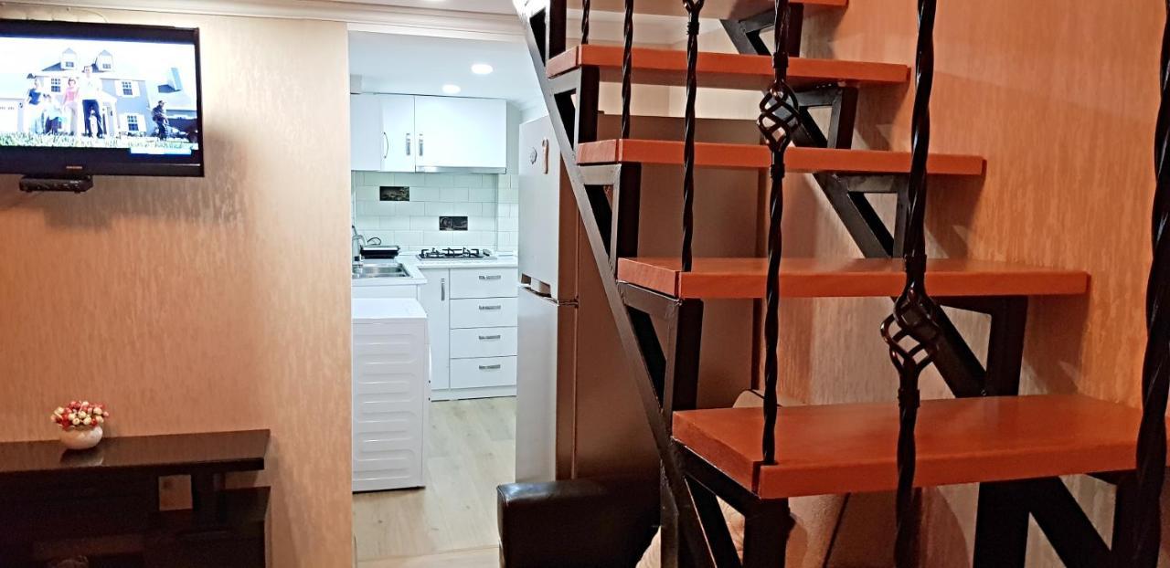 Bright And Cozy Apartment On Aghmashenebeli Avenue ティビリシ エクステリア 写真