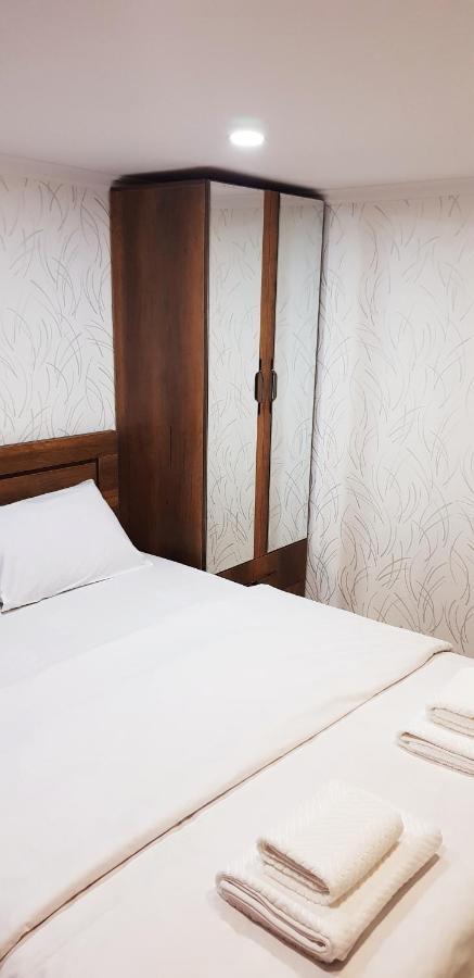 Bright And Cozy Apartment On Aghmashenebeli Avenue ティビリシ エクステリア 写真
